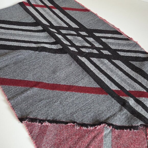 Gray black and red scarf/shawl. - Picture 5 of 9